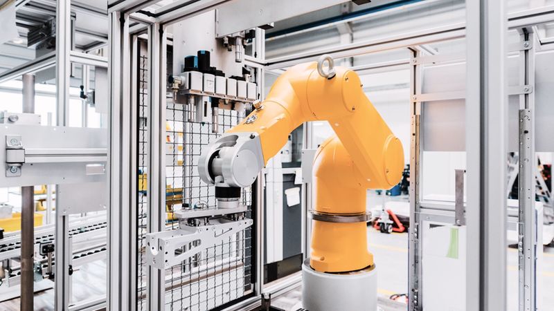 Robot-arm-in-factory_46281.jpg